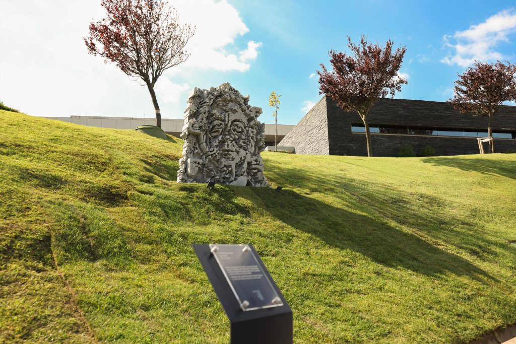 Obra de Vhils celebra aniversários do SIS e do SIED